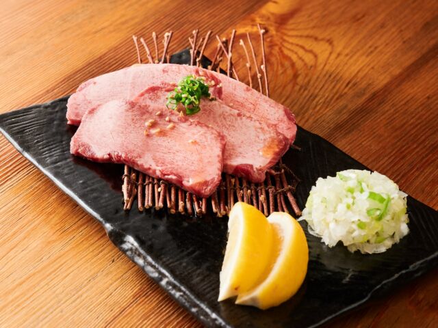 どうもこんにちは🐮過酷なダイエットで3キロ痩せたかと思いきや体重計の故障で２キロだった店主の須田です🐷  しかし❗️
体重計のスタートがそもそも1キロプラスの状態でしたので３キロマイナスです‼️  なんか得した気分ですね🥹
やっぱり塩だけ焼肉ってダイエットに効果あり❓  とりあえず3キロ痩せた記念に、昨日はバーガーキング。
今日は朝からスタバをウーバーしました😍  ハンバーガー最高❣️  ではでは本日も気合い入れて、最強のホルモンと焼肉をご用意して皆様のご来店を心よりお待ちしております🙇‍♂️
————————————
ホルモン焼肉　はやぶさ
千葉県船橋市葛飾町2-408-2
☎️『047-407-2727』
【火水金土日】
17:00〜23:00（Lo:22:30）
月、木定休日  ■YouTubeチャンネル■
【平凡な夫婦の営む焼肉屋】
https://youtube.com/channel/UC1-89kwtv-OBS3ExW1p0N6w
■ホームページ■
https://horumon8929-hayabusa.com/  【イギリス🇬🇧LUXlifeMagazine 主催】
『Best Yakiniku Style Restaurant 2023 Chiba』
受賞  【イタリア🇮🇹SLUURPY】
RECOMMENDED2023 推奨  【３月２１日🌍１８：２５〜】
有吉の世界同時中継　出演😍
————————————
#ホルモン焼肉はやぶさ
#西船橋はやぶさ
#西船橋焼肉
#船橋焼肉
#西船橋ホルモン
#船橋ホルモン
#船橋
#東船橋
#下総中山
#市川
#津田沼
#本八幡
#西船橋
#行徳
#千葉グルメ
#海神
#新浦安
#原木中山
#南行徳
#妙典
#西船橋居酒屋
#西船橋グルメ
#西船橋ニシュラン
#西船橋南口
#西船橋徒歩２分
#牛タン
#焼肉ダイエット
#焼肉ダイエット説信じる 
#焼肉ダイエットってなんやねん笑