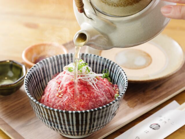 どうもこんにちは🐮冤罪事件に巻き込まれた店主の須田です🐷  先日、私は仕事終わりに飲食店仲間Tさんと飲みに行く予定がありました。
２３時半に仕事が終わり連絡するとTさんから  Tさん『終わるの２時になる❗️』  なんですって！  あと２時間半もあるじゃん😱  私『今度にします？』  Tさん『編集でもしてなよ！』  待つ事になりました  とりあえず買い物して、日高屋で軽くラーメン食べながらマンガを読む事にしました。  １時間経過...  西船橋の街でもぷらっとするかな  よしっ！出よう！  と日高屋を出ると目の前に  女性の声『あっやっぱり店長だ〜』  ‼️‼️‼️  なんでいるの❓  さっきまで一緒に働いてたアルバイトの女性スタッフ3人が日高屋の前に立っていたのです❗️  なんだこの敗北感は😨  いや違うんだ❗️  そうじゃない‼️  俺はたまたま！  たまたまなんだ‼️ 
虚しくなるだけですが、これから飲みに行くのに1人でラーメンを食べて人を待っていると言う私の全力の弁解が始まります。  てゆーか何やってんだよ日高屋の前でマジで...  三人衆『ファミマ行ってて、皆で証明写真撮ってたんすよね、お疲れ様でーす』  理由もよく分からないし...  そうこうしてる内にTさんから  Tさん『終わったよ〜』  なんとTさんは早めに1時に終わらせてくれたのです❗️
もしかしたら日高屋で先にラーメン食べていたバツでしょうか。
しかしながら後10分、早く終わってくれれば私は見つからず冤罪に巻き込まれていなかった事は事実です😒笑  その後はTさんと一年ぶりぐらいに仕事の話を...
きっとここからの話をした方がモチベーション高くとても良い気もしますが❗️
本日はこんな所で終わりたいと思います👍  ではでは本日も気合い入れて、最強のホルモンと焼肉をご用意して皆様のご来店を心よりお待ちしております🙇‍♂️
————————————
ホルモン焼肉　はやぶさ
千葉県船橋市葛飾町2-408-2
☎️『047-407-2727』
【火水金土日】
17:00〜23:00（Lo:22:30）
月、木定休日  ■YouTubeチャンネル■
【平凡な夫婦の営む焼肉屋】
https://youtube.com/channel/UC1-89kwtv-OBS3ExW1p0N6w
■ホームページ■
https://horumon8929-hayabusa.com/  【イギリス🇬🇧LUXlifeMagazine 主催】
『Best Yakiniku Style Restaurant 2023 Chiba』
受賞  【イタリア🇮🇹SLUURPY】
RECOMMENDED2023 推奨  【３月２１日🌍１８：２５〜】
有吉の世界同時中継　出演😍
————————————
#ホルモン焼肉はやぶさ
#西船橋はやぶさ
#西船橋焼肉
#船橋焼肉
#西船橋ホルモン
#船橋ホルモン
#船橋
#東船橋
#下総中山
#市川
#津田沼
#本八幡
#西船橋
#行徳
#千葉グルメ
#海神
#新浦安
#原木中山
#南行徳
#妙典
#西船橋居酒屋
#西船橋グルメ
#西船橋ニシュラン
#西船橋南口
#西船橋徒歩２分
#冤罪
#冤罪事件 
#女子
#日高屋